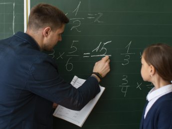 учитель, ученица, доска, урок математики