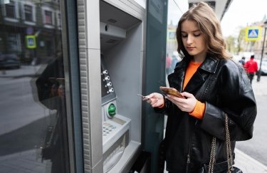 Фото: Freepik знімати гроші в банкоматі