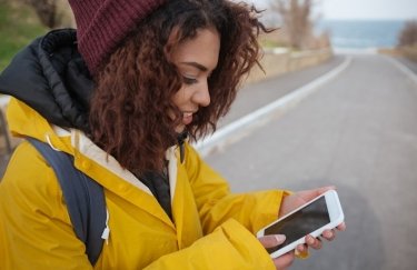В Україні буде якісний звʼязок на дорогах і в селах. / Freepik дівчина, мобільний телефон, дорога