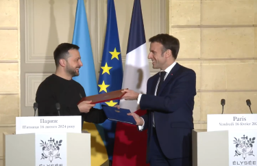 Володимир Зеленський та Емманюель Макрон підписали безпекову угоду. Фото: скріншот з пресконференції Україна та Франція підписали безпекову угоду