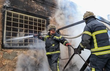 В Херсоне из-за обстрелов окупантов снова горели складские помещения. Фото: пресс-служба ГСЧС Обстрелы Херсонщины не утихают: один человек погиб