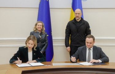 Ранее соглашение подписали вице-премьер-министр по восстановлению Украины Алексей Кулеба и президент ЕИБ Надежда Кальвино. Денис Шмигаль, Алексей Кулеба, Надежда Кальвино