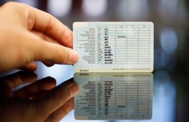 Заменяйте водительское удостоверение, не выходя из дома. Фото: МВД Доставка водительского удостоверения курьером теперь доступна в "Дії"
